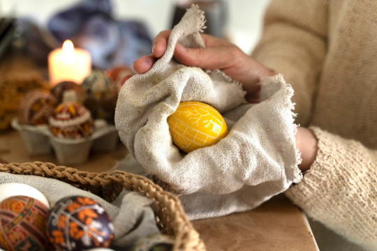 Cum să vopsești ouăle de Paște natural, cu ingrediente din bucătărie – fără vopsea chimică!