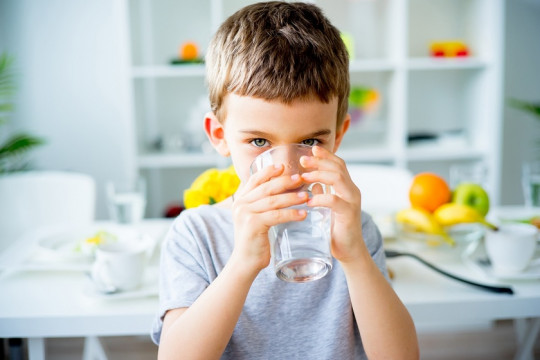 Copilului nu-i place să bea apă? Iată câteva trucuri pentru a încuraja consumul de apă