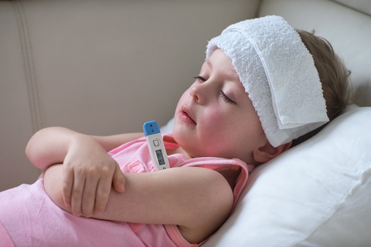 Cum se scade corect febra la copii – reguli de bază