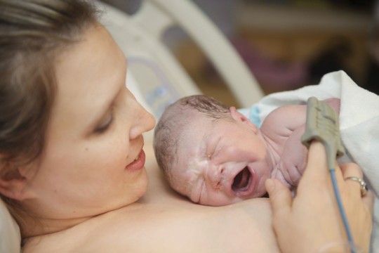 Medic neonatolog despre situațiile care impun separarea nou-născutului de mamă