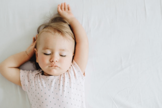 Cum evoluează somnul copilului până la vârsta de 1 an și care este ora potrivită pentru a-l pune la culcare