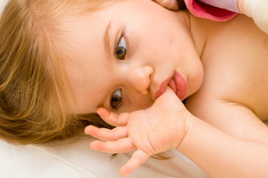 Suptul degetului la copii - dăunător sau nu? Explicația medicului