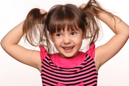 Căderea părului la copii poate ascunde probleme grave de sănătate. Nu le ignorați!