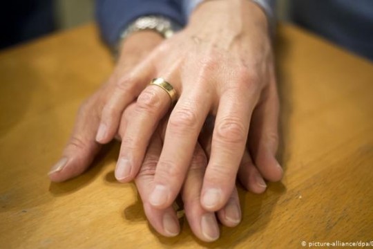 Psiholog despre cupluri în Germania: Nu vei vedea bărbaţi care fac copii şi lasă mamele să aibă grijă, deoarece ei „aduc bani în casă”