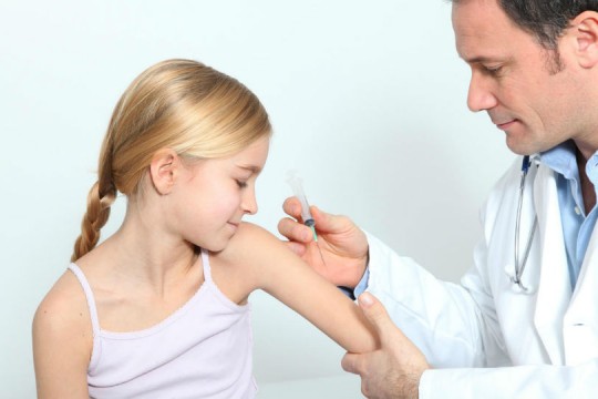 Franța majorează numărul de vaccinuri obligatorii pentru copii, iar părinții riscă sancțiuni dacă le refuză