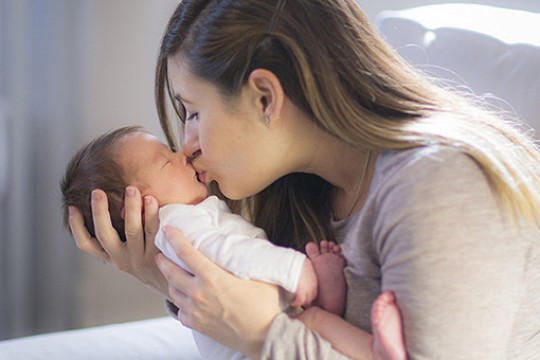 4 boli care pot fi transmise bebelușului prin sărutul pe gură
