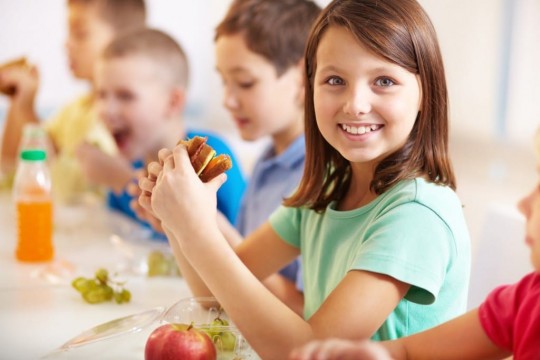 Știi ce mănâncă copilul tău la școală sau grădiniță? Dă-i mâncare la pachet!