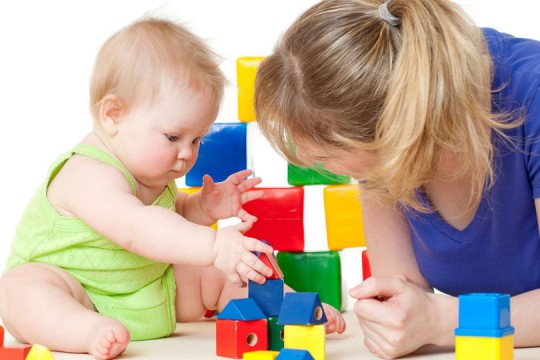 Copilul poate învăța culorile jucându-se. Vezi câteva metode inedite!