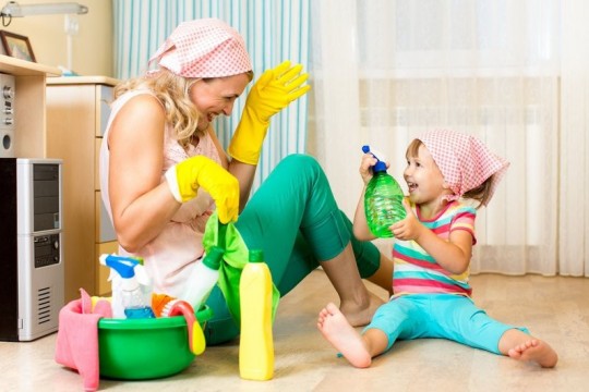 Cum să-ți convingi copilul să te ajute la curățenie