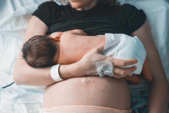 Ghidul complet pentru îngrijirea postpartum: ce trebuie să știi despre perioada de lăuzie