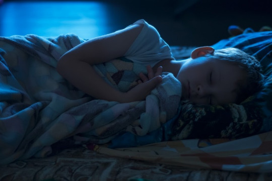 5 sfaturi pentru a-ți ajuta copilul să doarmă mai bine vara
