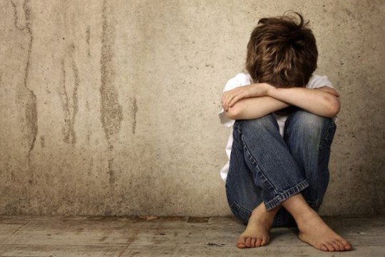 Copil de 9 ani abuzat de tată. Psihologul ne învață cum putem depista abuzul