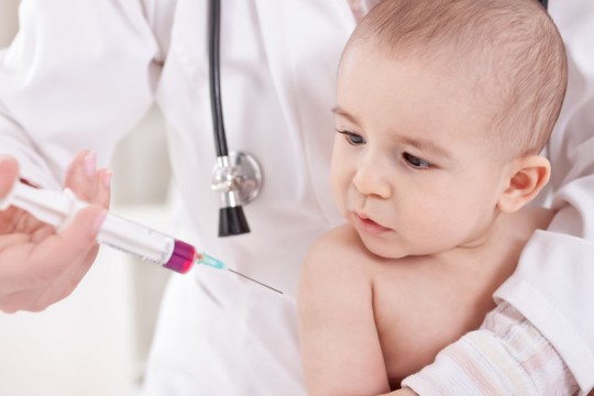 Bebeluşii simt mai puţină durere la vaccinare dacă li se dă zahăr înainte