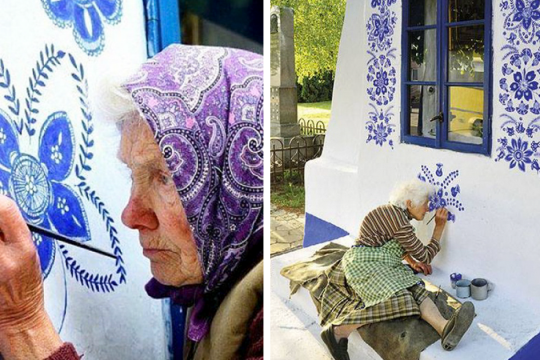 La 90 de ani, o bunicuță pictează inedit casele din localitatea în care se află