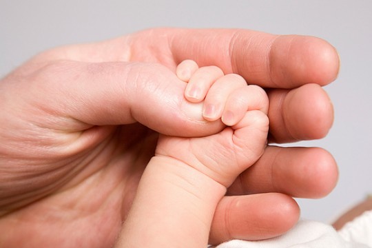 Tăierea unghiilor nou-născutului