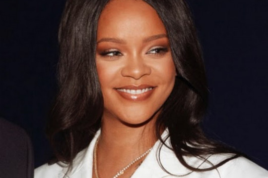 Rihanna a născut