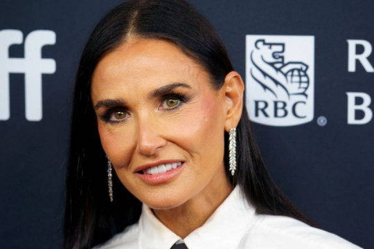 Demi Moore desemnată Cea Mai Frumoasă Persoană din 2025 de revista People – Confesiunile sincere ale actriței despre frumusețe, presiune și acceptare