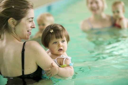 Când dăm copilul la înot? Iată ce zice pediatrul Komarovskii!