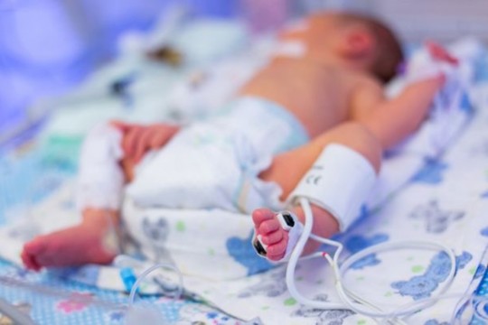 Un bebeluș de 5 luni a murit, iar sora sa se află la spital după ce au fost hrăniți cu iaurt
