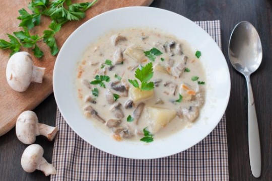 Foarte potrivită pentru zilele reci – supă de ciuperci cu cartofi
