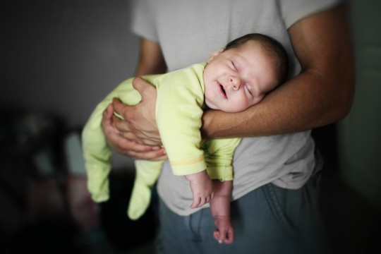 Cât timp îl ții în brațe pe bebe?