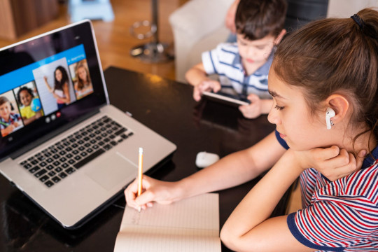 Părinții cu copii de până la 12 ani care învață online, vor beneficia de zile libere plătite