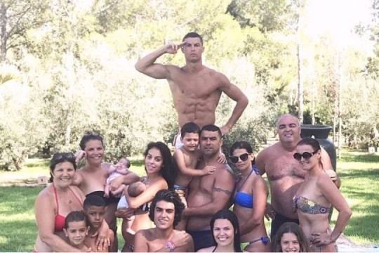 Fotbalistul Cristiano Ronaldo a făcut publică prima fotografie cu familia sa