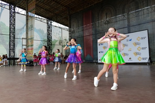 Sute de copii și multă distracție de Ziua Copiilor la Complexul Etno Cultural Vatra