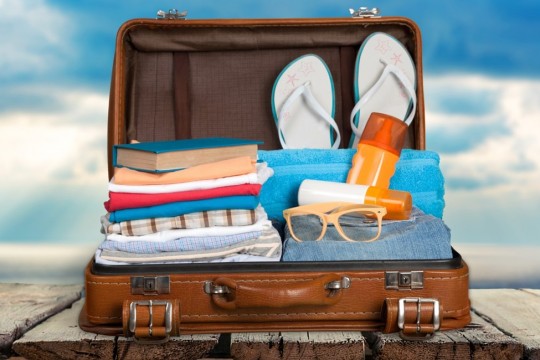 Pleci în vacanţă? Iată ce produse nu trebuie să-ţi lipsească din bagaj!