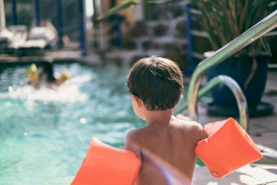 Instructorul de înot ne explică de ce pernițele plutitoare folosite la piscină pot fi periculoase pentru copii