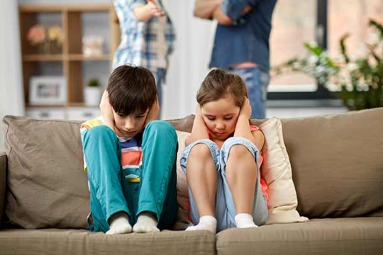 Cum afectează certurile părinţilor creierul copiilor? Răspunde psihoterapeutul