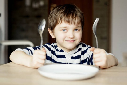 Principalele sfaturi pentru părinții care doresc să-și învețe copilul să mănânce sănătos