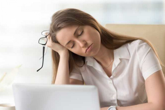 Cum îți dai seama că nu dormi suficient? „40% dintre adulți afirmă că somnolența din timpul zilei interferă cu munca”