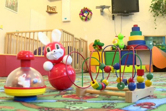 Asistent social blamat de mame fiindcă a încercat să asigure copiii de la grădiniță cu jucării