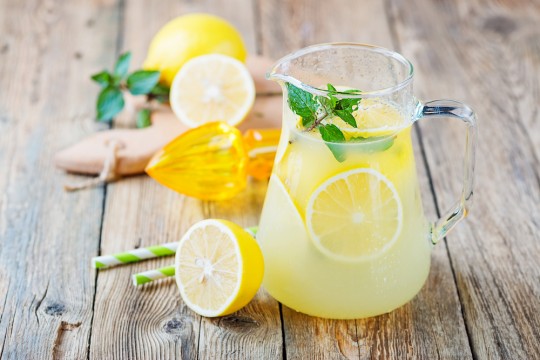 O rețetă de limonadă antiinflamatoare pentru durerile menstruale