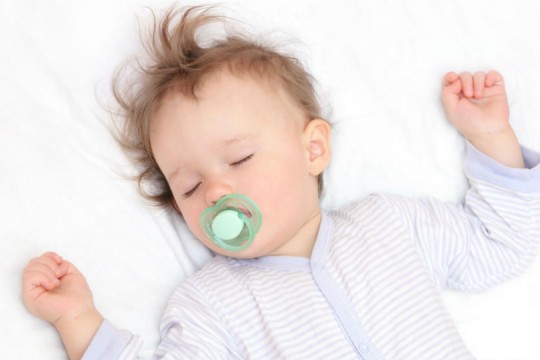 Cauzele de ce copilul tresare în somn și când trebuie să ne facem griji