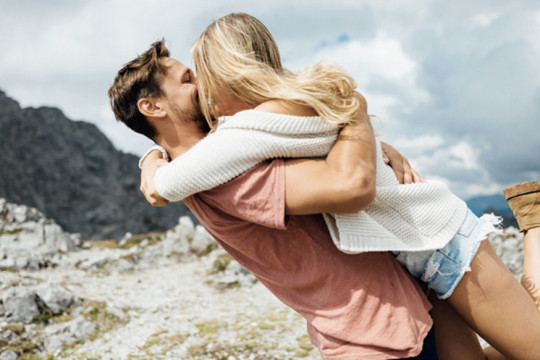 3 moduri în care poți „reaprinde scânteia” într-o relație cu o persoană iubită