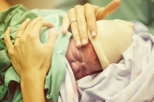 Prin ce diferă bebelușii născuți pe cale naturală de cei născuți prin cezariană