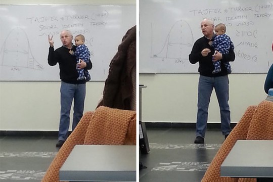 De ce acest profesor ţine un bebeluş în braţe în timpul orelor?
