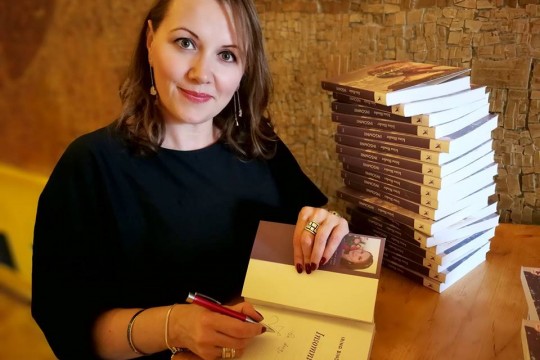 Irina Binder: Eu nu doar scriu. Mai fac contabilitate și am opt copii luați de suflet