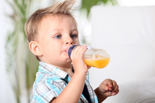 Recomandare specialiști: Fără suc de fructe la copiii mai mici de 1 an și foarte puțin până la 7 ani