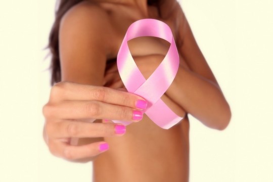 Sunt produsele cosmetice vinovate de apariţia cancerului mamar?