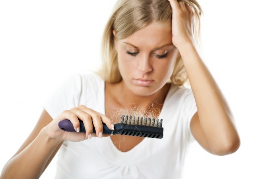 10 trucuri garantate în stoparea căderii părului după naștere