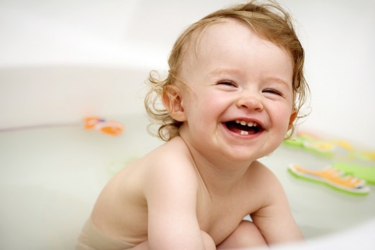 10 trucuri pentru a face bebelușul să râdă