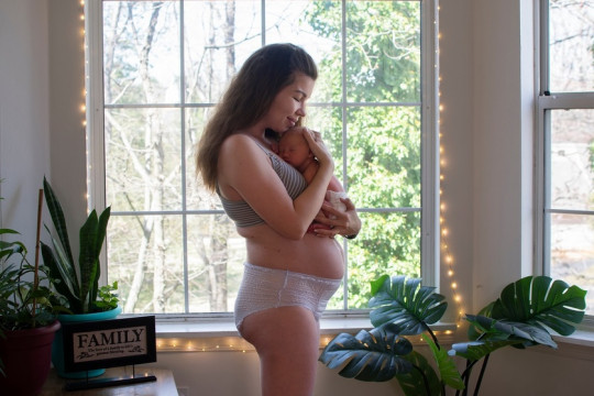 Pentru proaspetele mămici care nu-și recunosc în oglindă corpul postpartum
