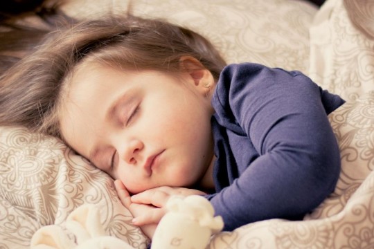 Obiceiul de a culca copiii devreme aduce multe beneficii pentru sănătatea mintală a mamelor și dezvoltarea copiilor
