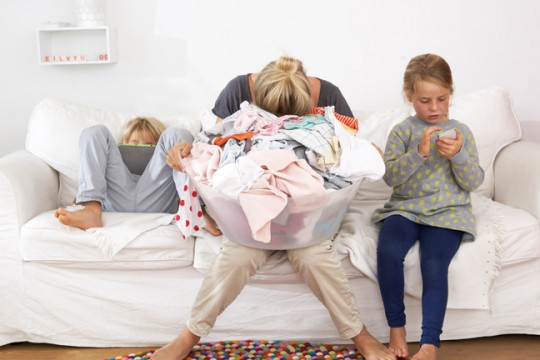 Destăinuirea unei mame: Eu şi soţul meu avem exact acelaşi job. Însă numai eu mă ocup de copii şi de casă!