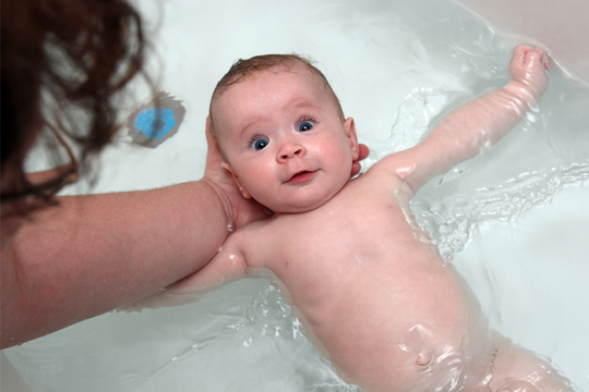 Facem baie bebelușului până îi cade ombilicul? Răspunsul pediatrului Komarovskii