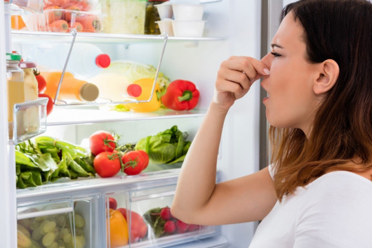 Iată cum scapi uşor de mirosurile neplăcute din frigider!
