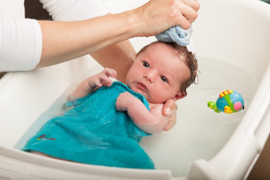 Tot ce trebuie să știi despre prima baie a bebelușului